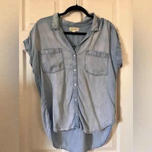 Cloth and Stone Light Blue Chambray Short-sleeve Button Down in size Medium.
